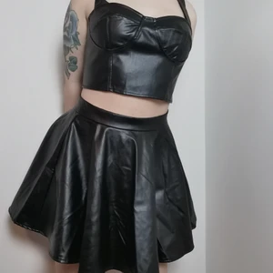 Set i läderimitation - Oanvänt set (pga fel storlek) i skinnimitation 🖤