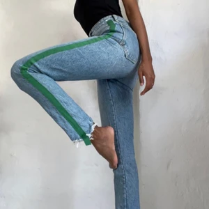 Blå jeans i storlek xs  - Ett par blåa jeans med grön rand på sidan. Jag har knappt använt byxor så dem är i god skikt