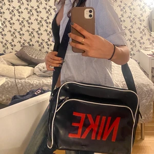 Nike väska - Säljer denna Nike axelremsväska! Den har lite defekter som man kan se på tredje sliden, de är dock inte jättemärkbara men om ytterligare bilder önskas på de fixar jag!