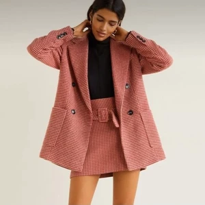 Rutig kappa/blazer från mango strl S  - Finaste vårkappan ! Märke mango. (Ljuset är lite gult på de bilder som jag tagit, men kappan är alltså exakt likadan som på den första bilden) använd två gånger, så den är som ny.