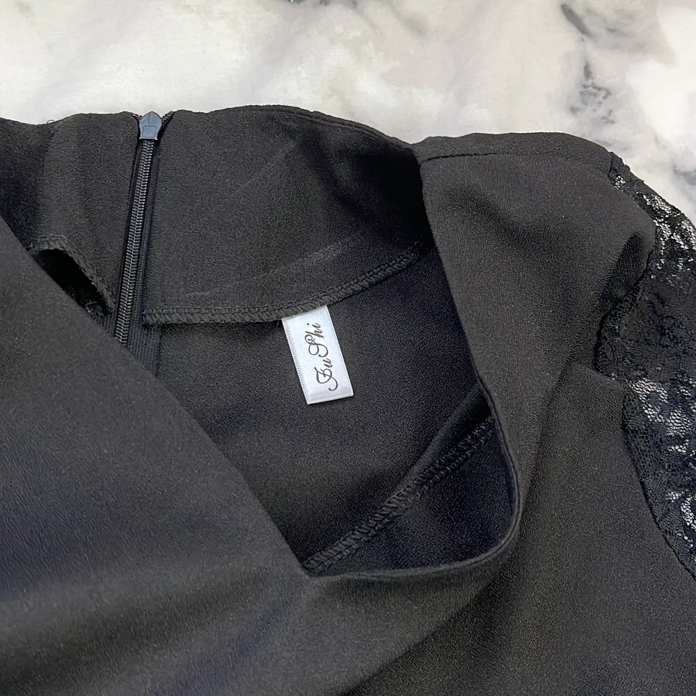 Oanvänd, fin tröja i svart. Har jättefina ärmar och väldigt fint tyg! Storlek M, kan passa som S. Tröjor & Koftor.