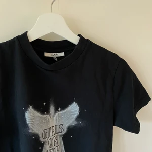 Ganni tröja  - Jätte fin t-shirt från Ganni med coolt tryck. Jätte fint skick! Köpt för ungefär 900kr. Materialet är ganska tjockt och 100% bomull :) 