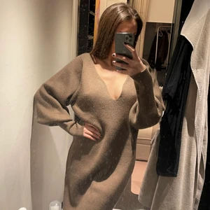 H&M trend stickad klänning i brunt  - RibbStickad klänning i ull mix från H&M trend i brunt. Så fin!! Påninnner om Adoore klänningarna. Storlek M men passar en 36 också. Går ner till nedanför knäna. 