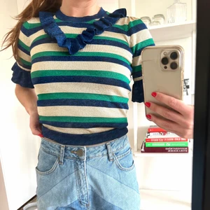 Tröja från Baum und pferdgarten - Säljer denna fina tröja från Baum, passar xs-s. Den sitter otroligt fint och livar upp en hel outfit! Tröjan är i väldigt fint skick, endast använd ett fåtal gånger💗