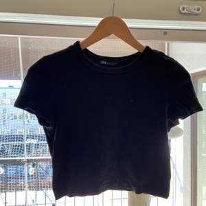 Garderobsränsning!☀️ Fin croppad tröja från zara i bra kvalitet och knappt använd