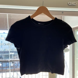 Zara crop top - Garderobsränsning!☀️ Fin croppad tröja från zara i bra kvalitet och knappt använd