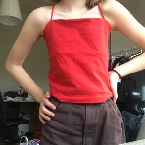 Gul & röd croppad top stl. XS - Säljer dessa två toppar, separat el. Tillsamman du bestämmer. Frakt blir 20 kr och detsamma gäller pris st. Från zara, köpt för 70 kr st.