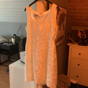 Ann green kläning vit  - Hej, säljer en vit Ann green kläning storlek m köpt för 1795kr begagnad lapp finns kvar aldrig använd i ny skick 