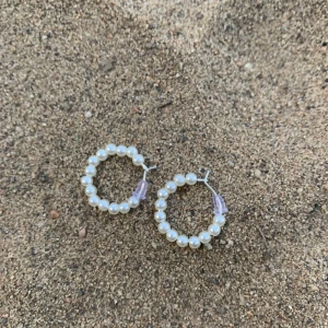 Vita pärlhoops ✨ - Vita pärlhoops stl S (ca 2 cm i diamater). Finns även att få i andra färger och storlekar. För mer kolla in hannas hoops.com 💖💖