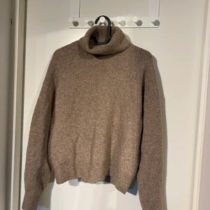 Stickad polotröja - Fin, stickad polotröja från Hm i väldigt bra skick, inte använd många gånger. Säljer för att polo inte riktigt är min grej 😋 du står för frakten 