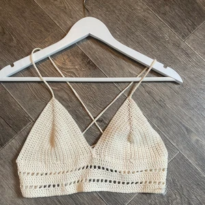 Virkad topp - Egen virkad topp, aldirg använd och går att spänna åt i ryggen. Skulle säga att de passar en S men är enkel att justera omkretsen.