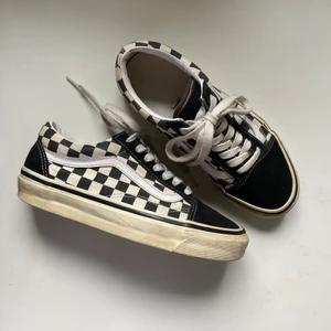 Vans Old Skool checkerboard - Säljer nu mina Vans som jag inte längre använder, köpte nya för 849 kr. Något gulnade yttersulor, men annars i bra skick, skriv privat för fler bilder🤍🖤 || Fraktkostnad 91 kr alternativt upphämtning i Norrköping ||