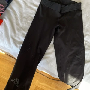 Adidas 3/4 leggings  - Ett par svarta 3/4 leggings ifrån Adidas. Köparen står för frakt.
