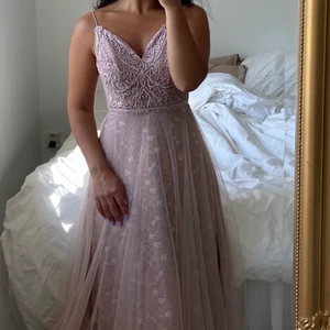 Balklänning - Säljer denna superfina balklänning från Dressroom Linné i Göteborg. Den är enbart använd en gång och passar perfekt till balen eller någon annan form av fest! 🥰 Detta är en 32-34 men passade även mig som är en 34-36. Skickar gärna fler bilder om så önskas! 