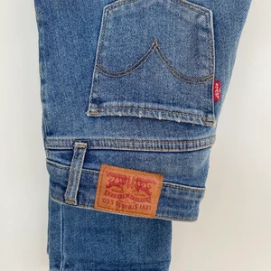 Levis jeans  - Säljer ett par Levis jeans i storlek 24, modell 712 slim.