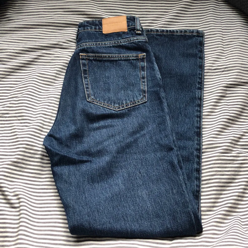 Mörkblå jeans från weekday i storlek 26/32. Modellen är rowe. Skitsnygg färg och skönt tyg! Kostar 200kr och köparen står för frakt. Hör gärna av er om ni har frågor. Använda fåtal gånger❤️❤️. Jeans & Byxor.