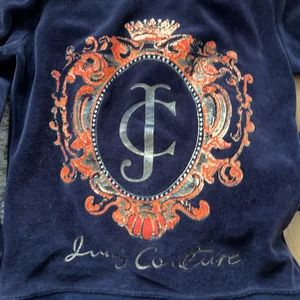 Juicy Tröja - Säljer en mörkblå Juicy tröja i gammal modell men skit snygg ❤️ Pris diskuteras med köpare❤️