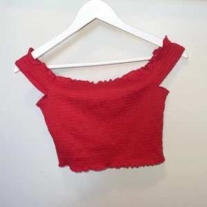 Röd kroppad topp i XS/S - Superfin röd kroppad topp i XS/S. Går ned under axlarna❤️