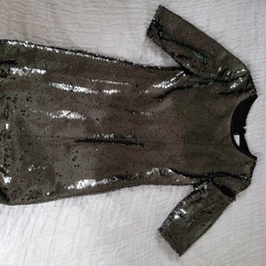 Kappahl klänning STL 134 - STL 134 använd 4 gånger svart med paljetter ungefär 5 månader 