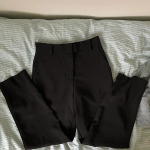 Svarta kostymbyxor  - Svarta kostymbyxor från nakd. Storlek 32.  
