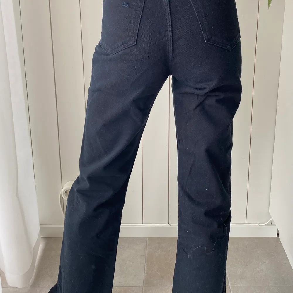 Från: Weekday modell ROW Storlek: W 26 L 32 (personen på bilden är 171 cm)  Köparen står för frakten  . Jeans & Byxor.