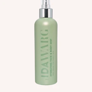 Face & Body Mist - En återfuktande mist till både kropp och ansikte. Kan användas flera gånger om dagen där kroppen behöver extra återfuktning. Misten stärker hudbarriären med hjälp av vitamin B5. (Doft av Aloe Vera, grönt äpple och persika) 100% vegansk