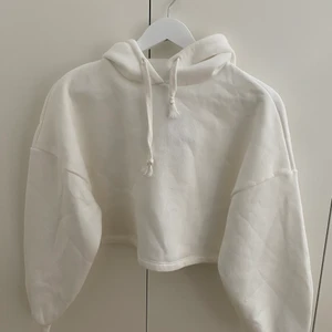 Cropped hoodie - Cropped hoodie från Gina Tricot. Helt oanvänd med prislapp kvar. Storlek XS. 