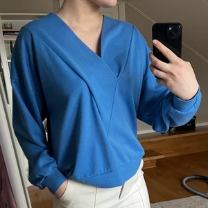 blå sweater - superfin blå tröja med cool urringning. jättetrendig skarp blå färg som inte kommer fram riktigt i bilden. köpt secondhand och i använt skick men inte sliten på något sätt!