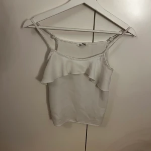 Vitt linne - Säljer ett vitt fint linne. Från barnavdelningen men är som en XS