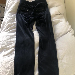 Juicy Couture mjukisbyxor - Säljer mina mörkblåa juicy couture byxor i storlek M. Nypris 1000 kr. Säljer dom för att jag känner att dom inte kommer till någon användning. Dom är i bra skick och visar nästan inga tecken på användning👍🏼Kontaka mig för mer info!😁💞