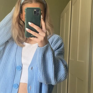 Blå stickad kofta - Säljer pga att den inte används! Bra skick skulle säga 8/10, frakten ingår ej och skriv privat för mer bilder💖