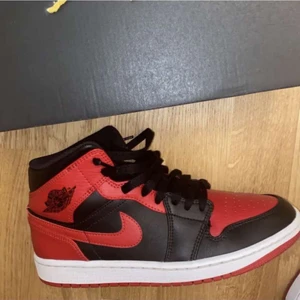 Jordans mid - Jordan mid, storlek 40. Använda ett fåtal gången. Orginalförpackning finns. Köparen står för frakt