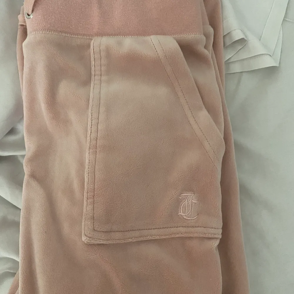 Storlek S, skada på benet. Har även tröjan till i storlek XS skriv för bilder på den🥰 färgen heter pale pink på hemsidan :). Övrigt.