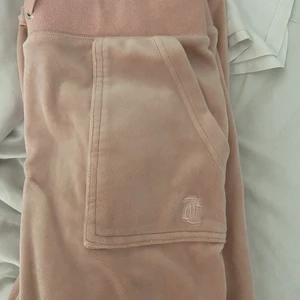 Juicy couture  - Storlek S, skada på benet. Har även tröjan till i storlek XS skriv för bilder på den🥰 färgen heter pale pink på hemsidan :)