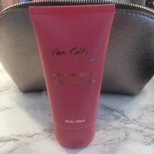 Body Wash för tjejer  - Den är aldrig använd den bara står som prylnad i rummet på skrivbordet fick den i julas ändast 30 för den 