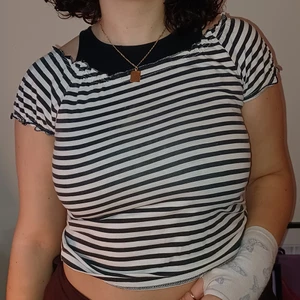 Randig svartvit topp  - Randig svartvit topp från H&M I stretchigt material! Storlek: S, bra skick!! 🤍🖤