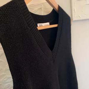 Stickad väst ZARA - Säljer denna svarta stickade västen från ZARA i strl S. Använd fåtal gånger som ny. Köpt för 299kr, säljer för 150kr exkl frakt 
