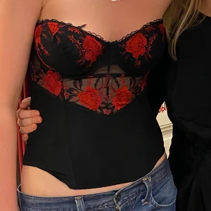 Korsett  - Säljer denna snygga korsett som går att vika ner när nere så det går runt hela vägen oxå! Skriv för fler bilder men den passar alla stolekar ombedd spännen där bak