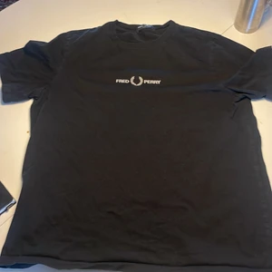 T-shirt, storlek xl, liten i storlek - Använt några gånger, ett år gammal