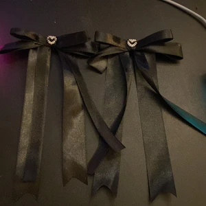 Hårrosetter- handmade  - Lite längre än övriga på min profil. Handgjorda av mig. Små pärlhjärtan och klämma bak till för att fästa i håret 