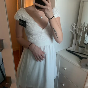 Vit klänning -  Denna vita klänningen från Nelly har jag aldrig använt utan ändast testat en gång. Alla lappar som kom när jag hämtade paketet är kvar samt att plagget är i toppskick🤍 Passar perfekt inför student osv.