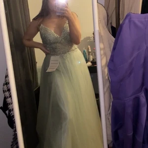 Mascara balklänning - Super fin klänning från Mascara. Storlek 42 men väldigt liten i storleken. På andra bilden var jag en storlek 42 och då sitter den väääldigt tight. Passar bättre en 38 eller 40. Inte uppsydd eller något sådant. Endast använd en kväll.