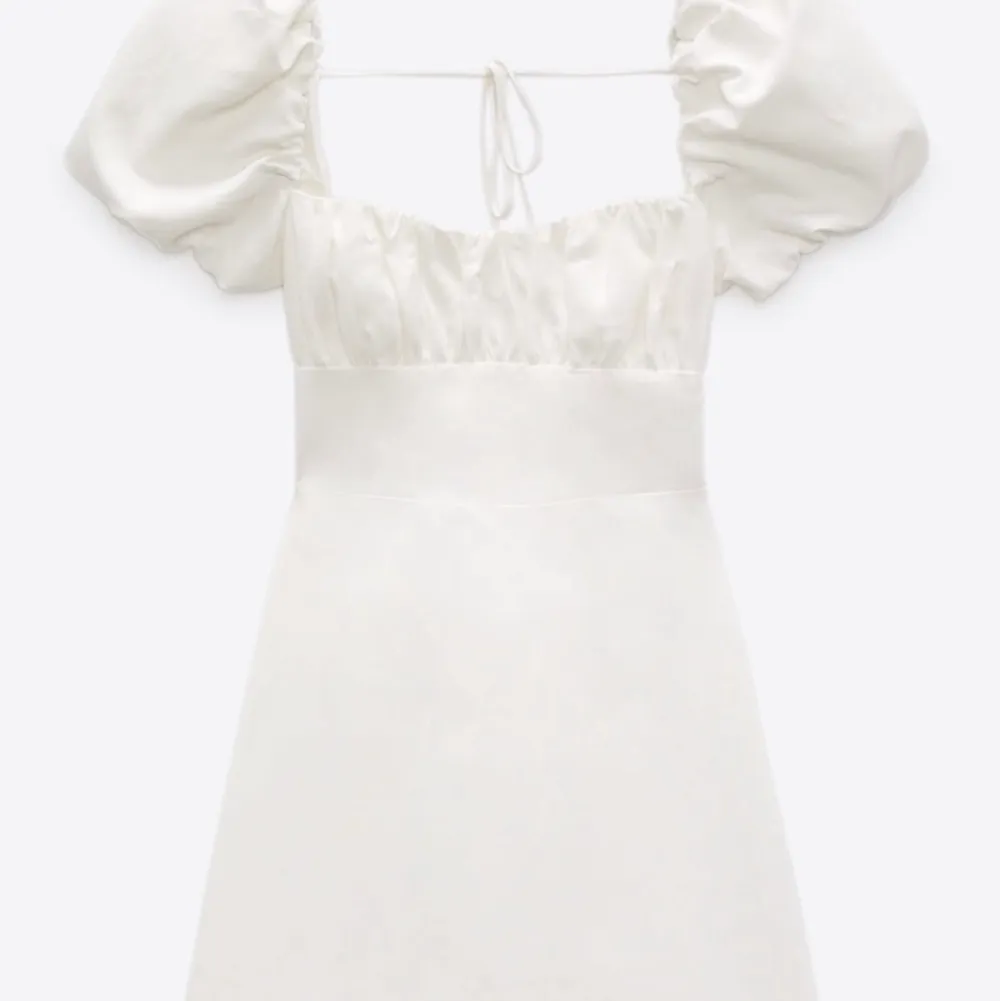 Säljer denna slutsålda klänningen, helt ny med prislapp kvar! Hör av er för fler bilder eller frågor☺️. Klänningar.