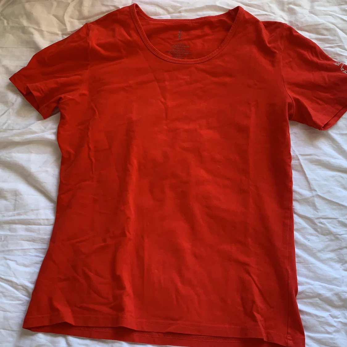 Röd tröja med stenar 