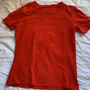 Röd tröja med stenar  - Säljer desss tröja men pärlor på! Passar nästan alla storlekar, du får välja spårbar frakt eller inte❤️❤️