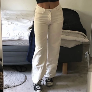 Beige jeans från BikBok - ‼️LÅNADE BILDER ‼️                                     Jätte fina beiga byxor från BikBok med vida ben. Säljer på grund av att det är lite för korta för mig som är 1,62, annars i bra skick samt sparsamt använda🥰🥰 bara använts ett fåtal gånger då de inte riktigt passade😇😻                                Köpare står för frakt eller så kan jag mötas upp i Östersund! Kom privat för fler bilder eller andra frågor gällande jeansen!☺️