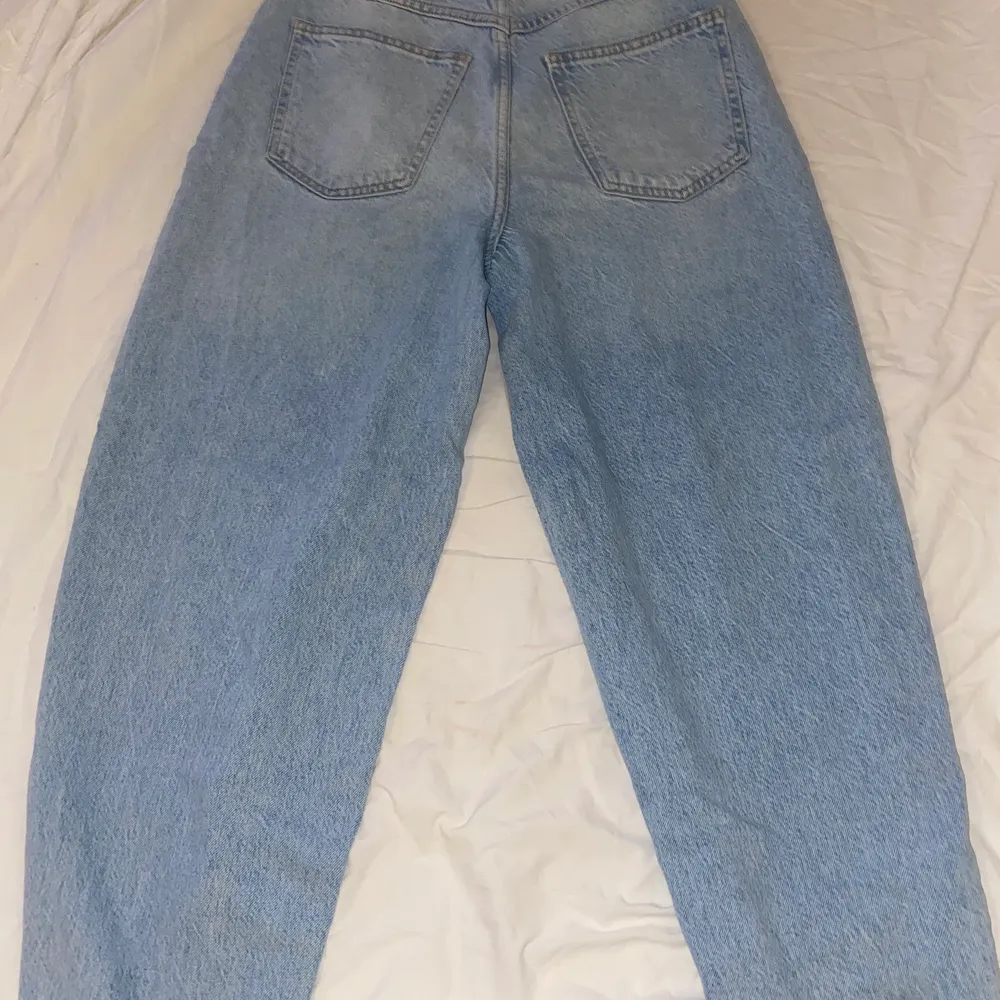 Säljer dessa byxor från Gina i storlek S, eftersom d inte passar längre. . Jeans & Byxor.