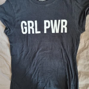 Madlady grl pwr t-shirt  - Från madlady storlek small men mer som XS. Använd typ 2 gånger 😬