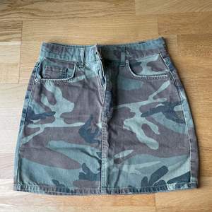 Militärmönstrad kjol från Gina Tricot i bra skick :)