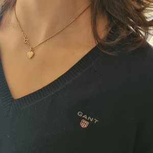 Marinblå Gant - En tunt stickad Gant tröja i st S så fin och passar till allt! Sparsamt använd så därför i mycket bra skick! Köparen står för frakt! ❤⚡🔥😍